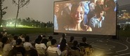 （嗯啊啊啊骚的视频网站在线观看免费转载）成都秋夜“新耍法”：到公园看坝坝电影